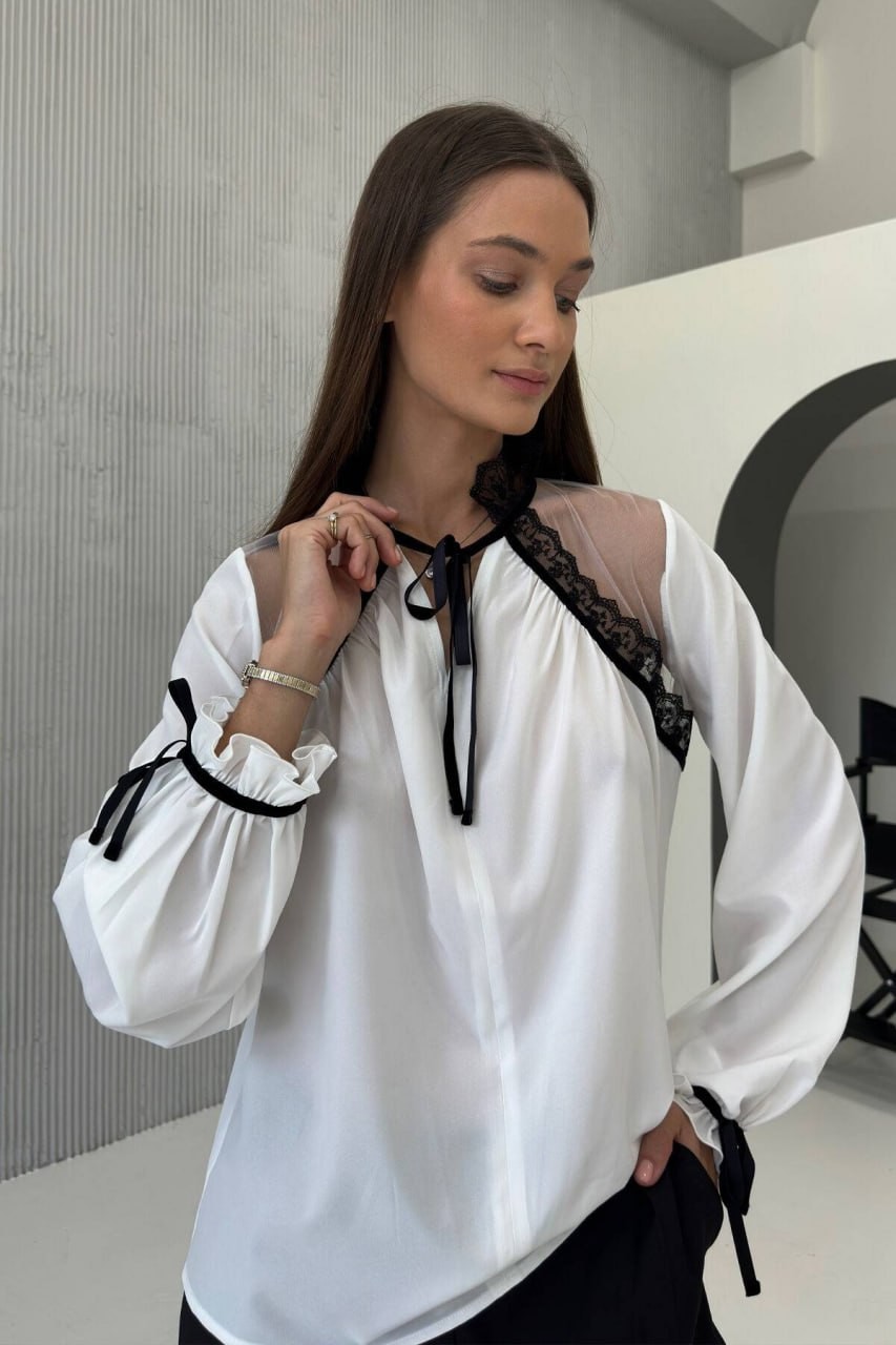 MILK BLOUSE WITH LASE
