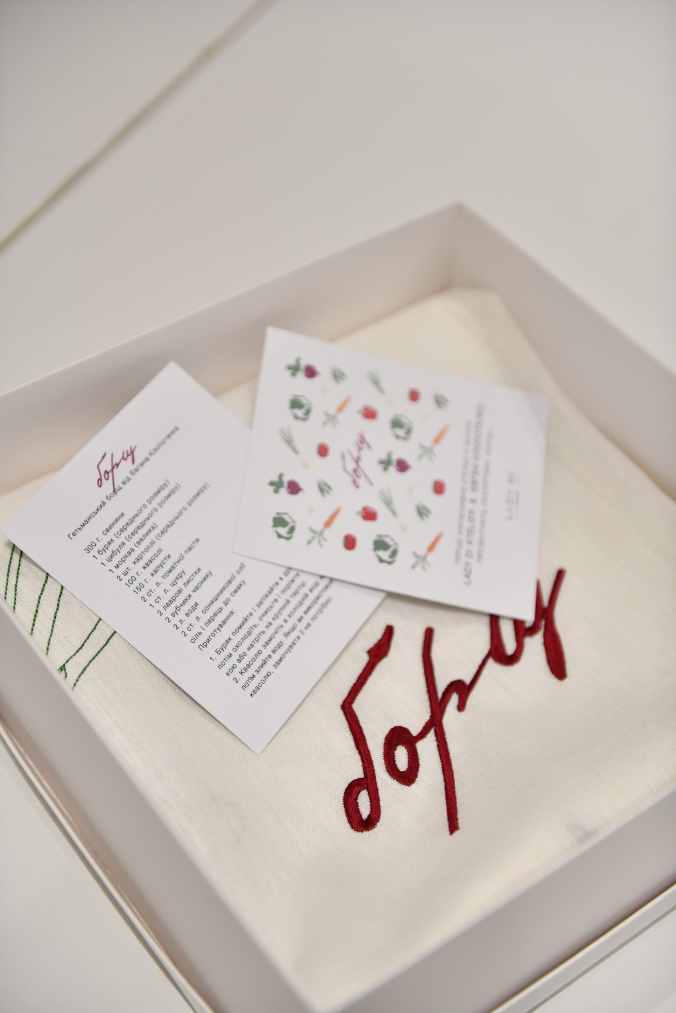 Natural linen tablecloth with embroidery of the ingredients included in