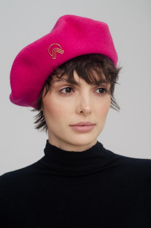 Woolen beret with gold decor in fuchsia