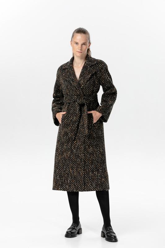 Straight cut boucle coat with brown thread 500348