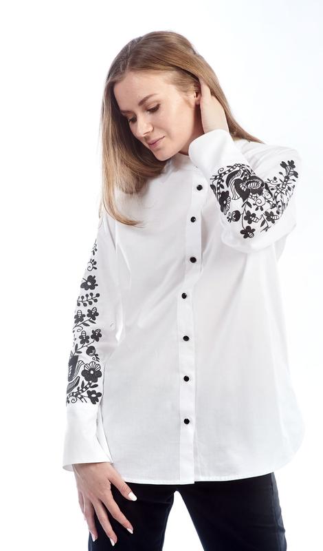 Woman's blouse with embroidery 486-20/09