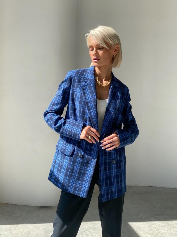 Woman blue double-breasted plaid blazer