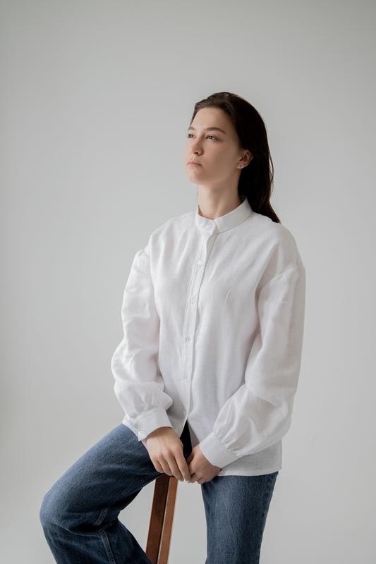 Shirt with a stand up collar and volume sleeves