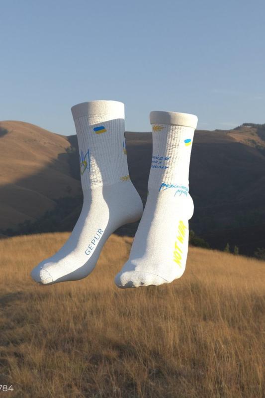 WHITE SOCKS WITH 'INDEPENDENT' PRINT