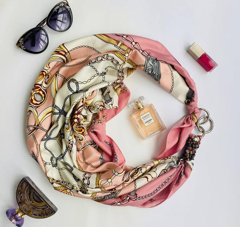 Scarf "Pink waltz" from the brand MyScarf. Decorated with natural rhodonite