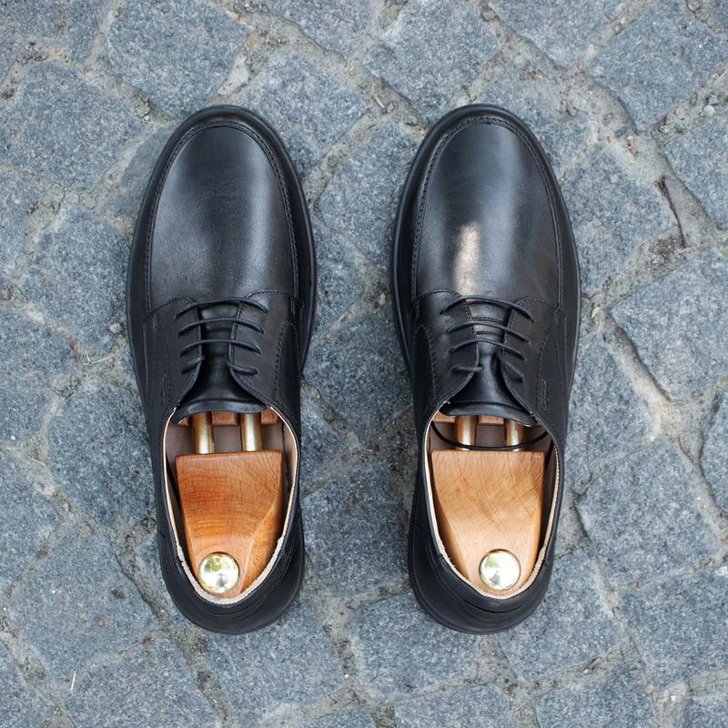 Stitched men's shoes made of genuine leather and elastic, stitched sole. IKOS 409