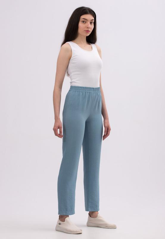 Blue trousers made of viscose linen of a free cut 7153