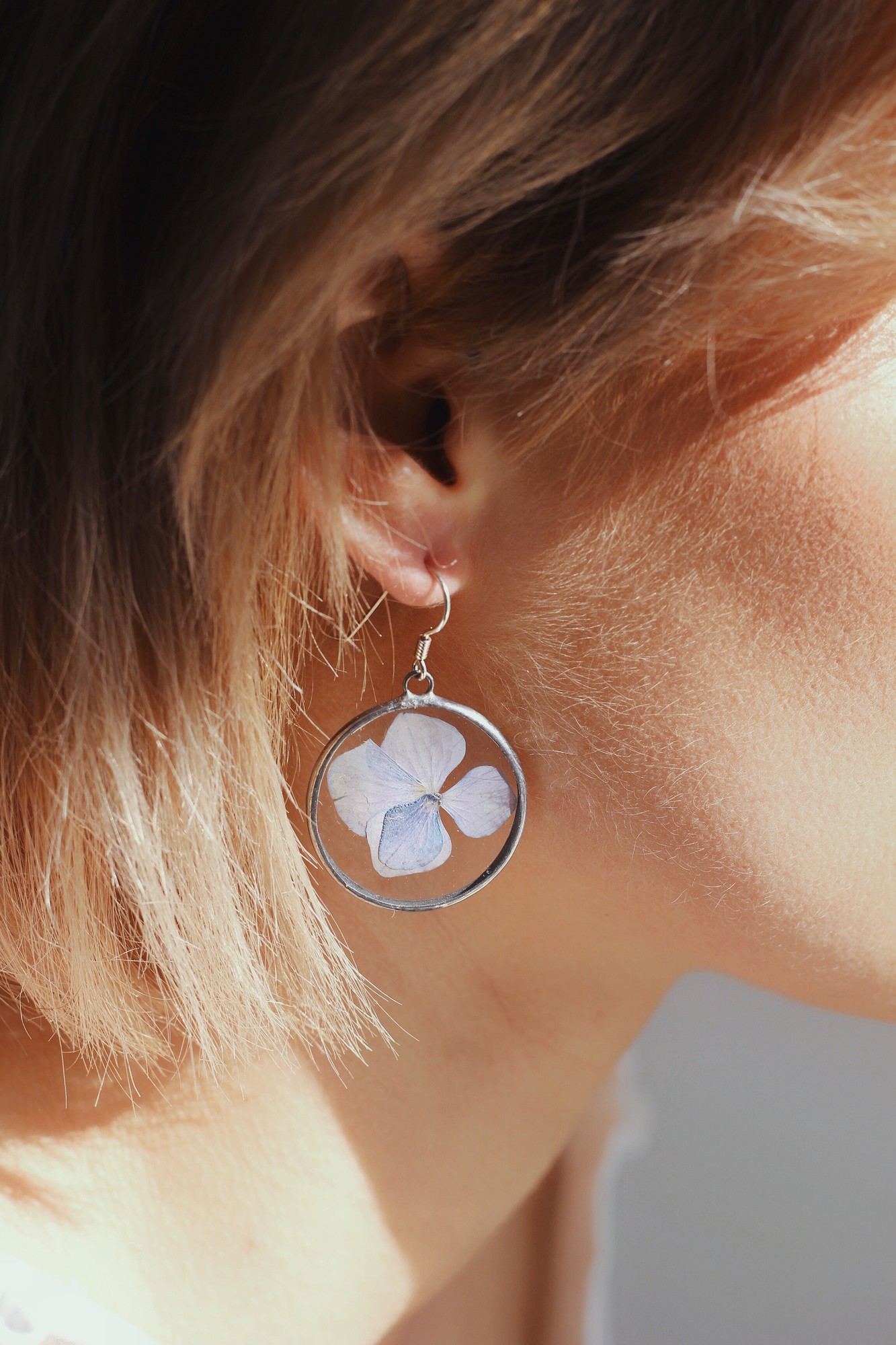 Minimalist pressed flower earrings in stained glass technique 17161