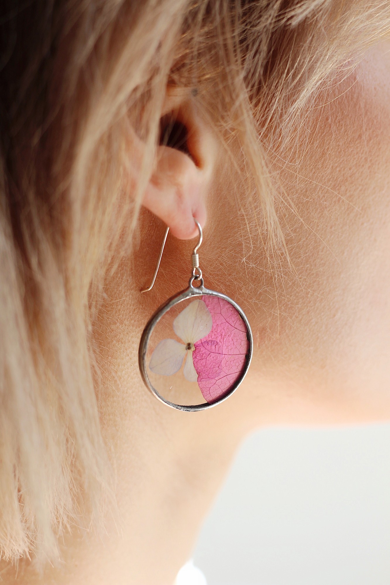 Minimalist pressed flower earrings in stained glass technique