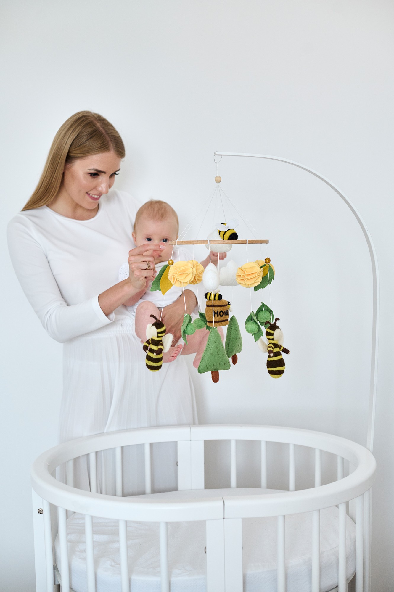Baby mobile "Beehive & Bee"