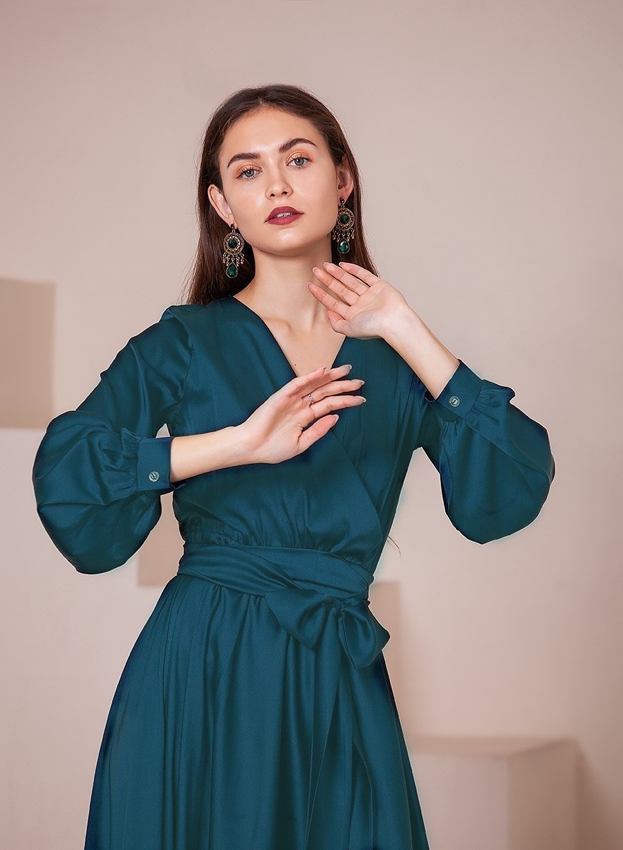 Elegant silk midi dress in emerald color